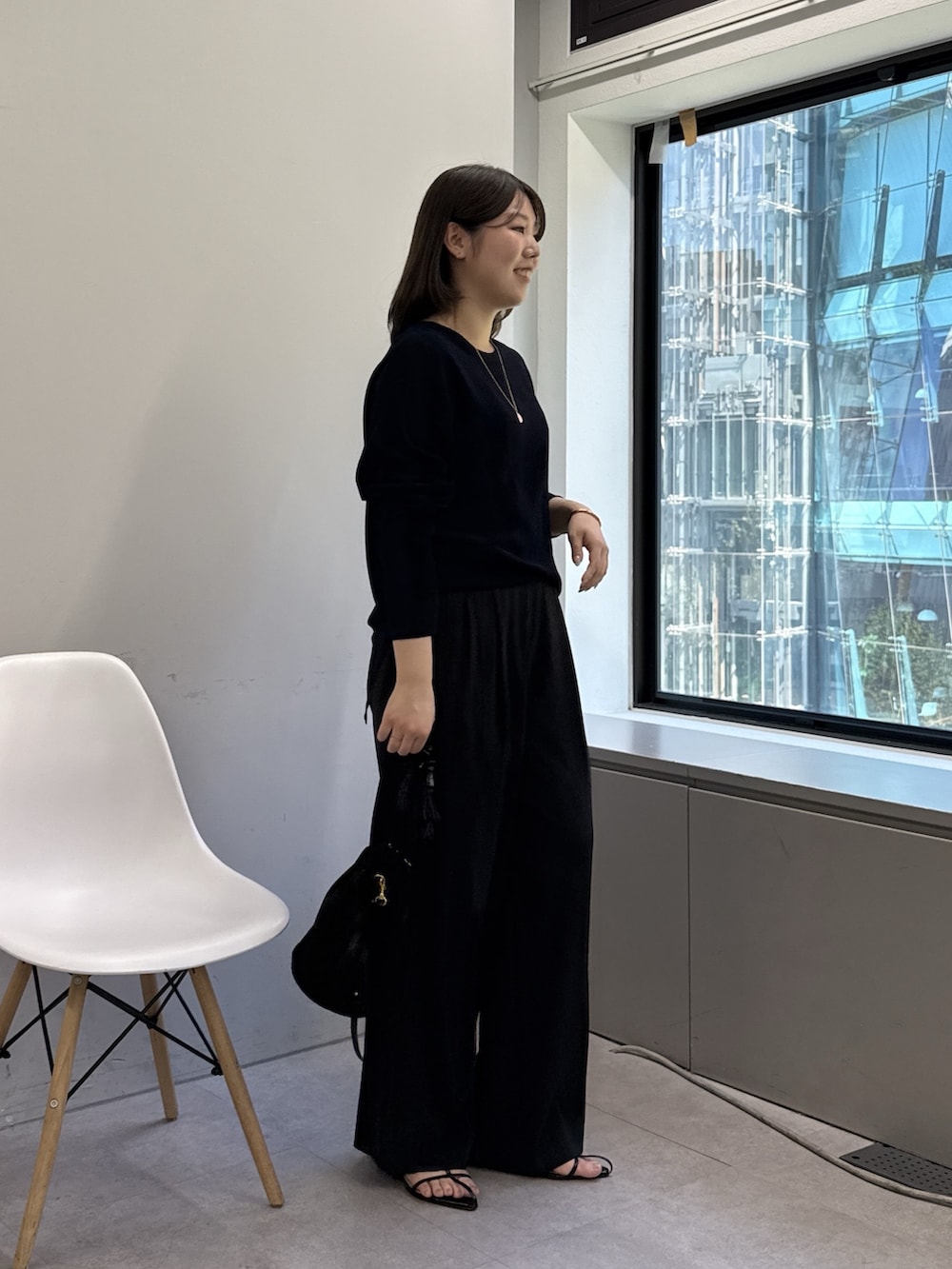 ブラック系のその他パンツ、オレンジ系のサンダル、ブルー系のシャツ/ブラウスを着用したレディースの春コーディネートの4枚目の写真