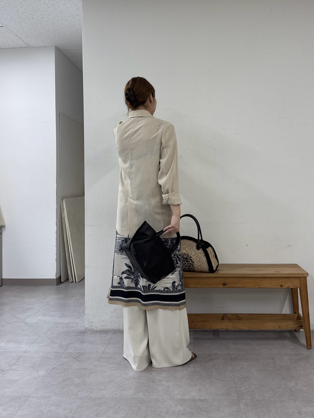 ベージュ系のテーラードジャケット、ベージュ系のその他パンツ、ブラック系のサンダルを着用したレディースの春コーディネートの3枚目の写真