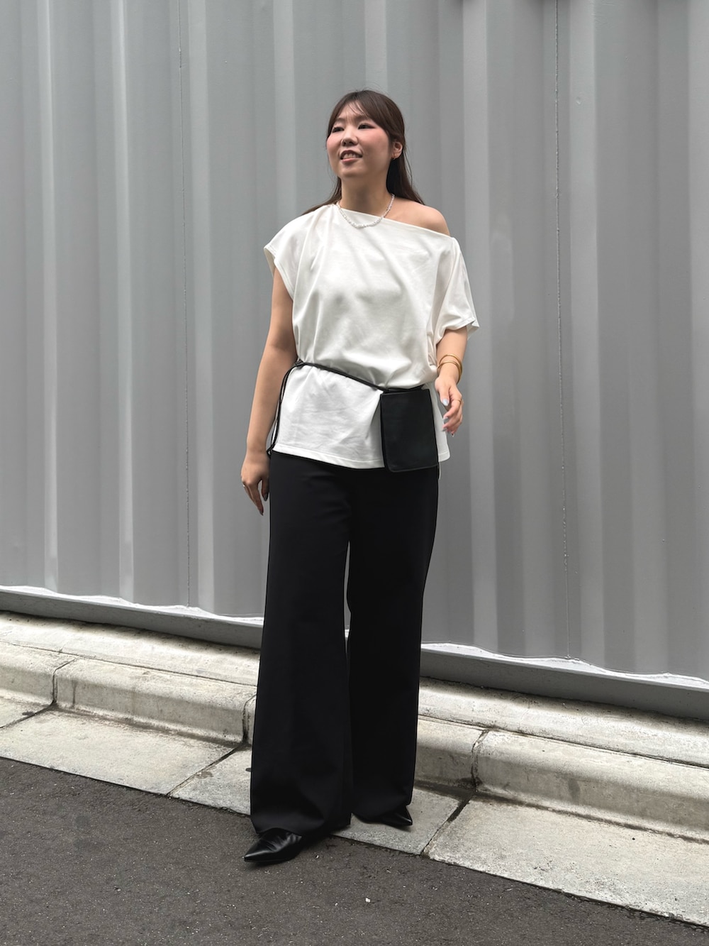 ホワイト系のTシャツ/カットソー、ブラック系のショルダーバッグ、ブラック系のその他パンツを着用したレディースの夏コーディネートの4枚目の写真