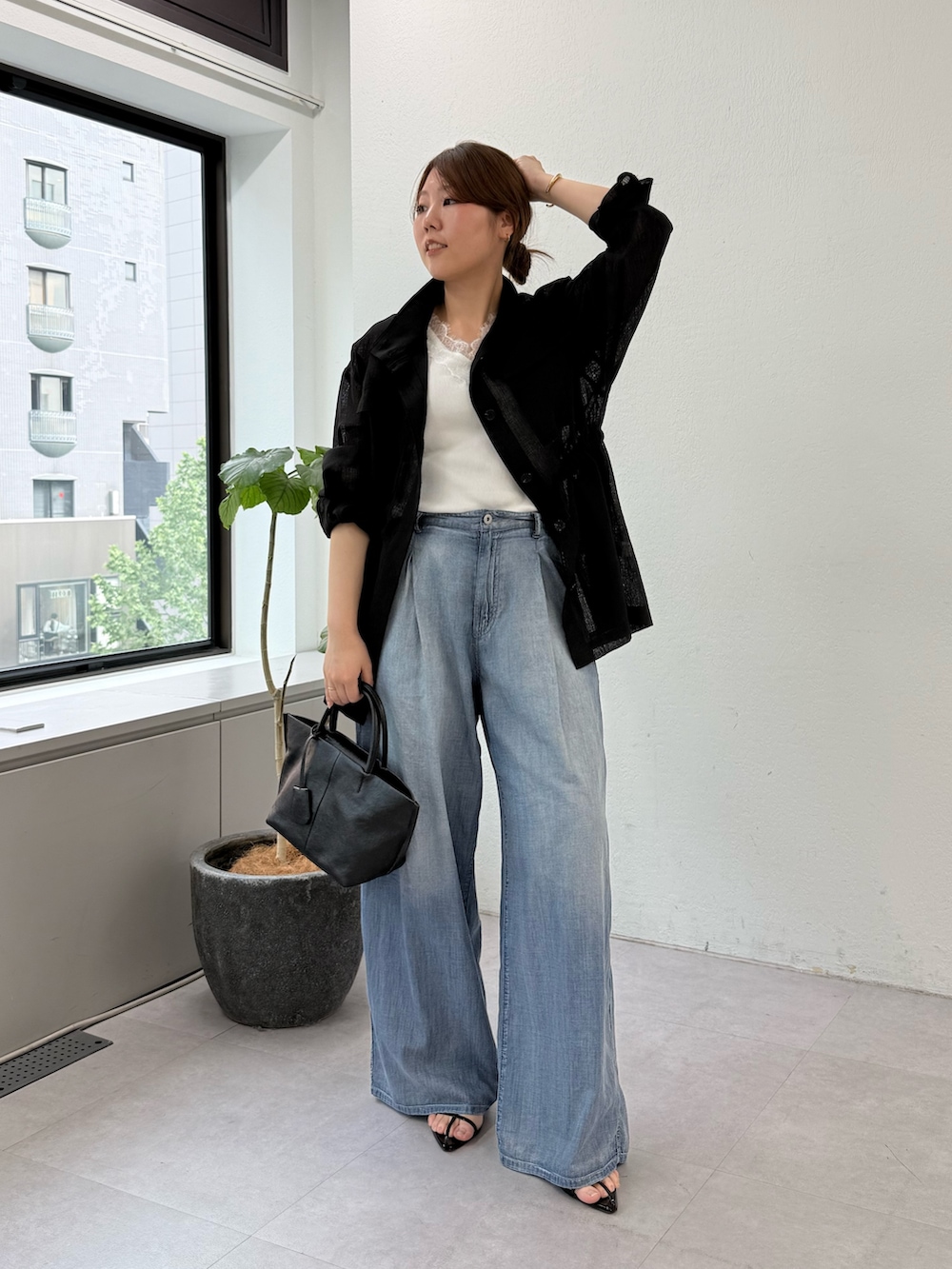ブルー系のその他パンツ、ホワイト系のキャミソール、ブラック系のその他アウターを着用したレディースの春コーディネートの4枚目の写真