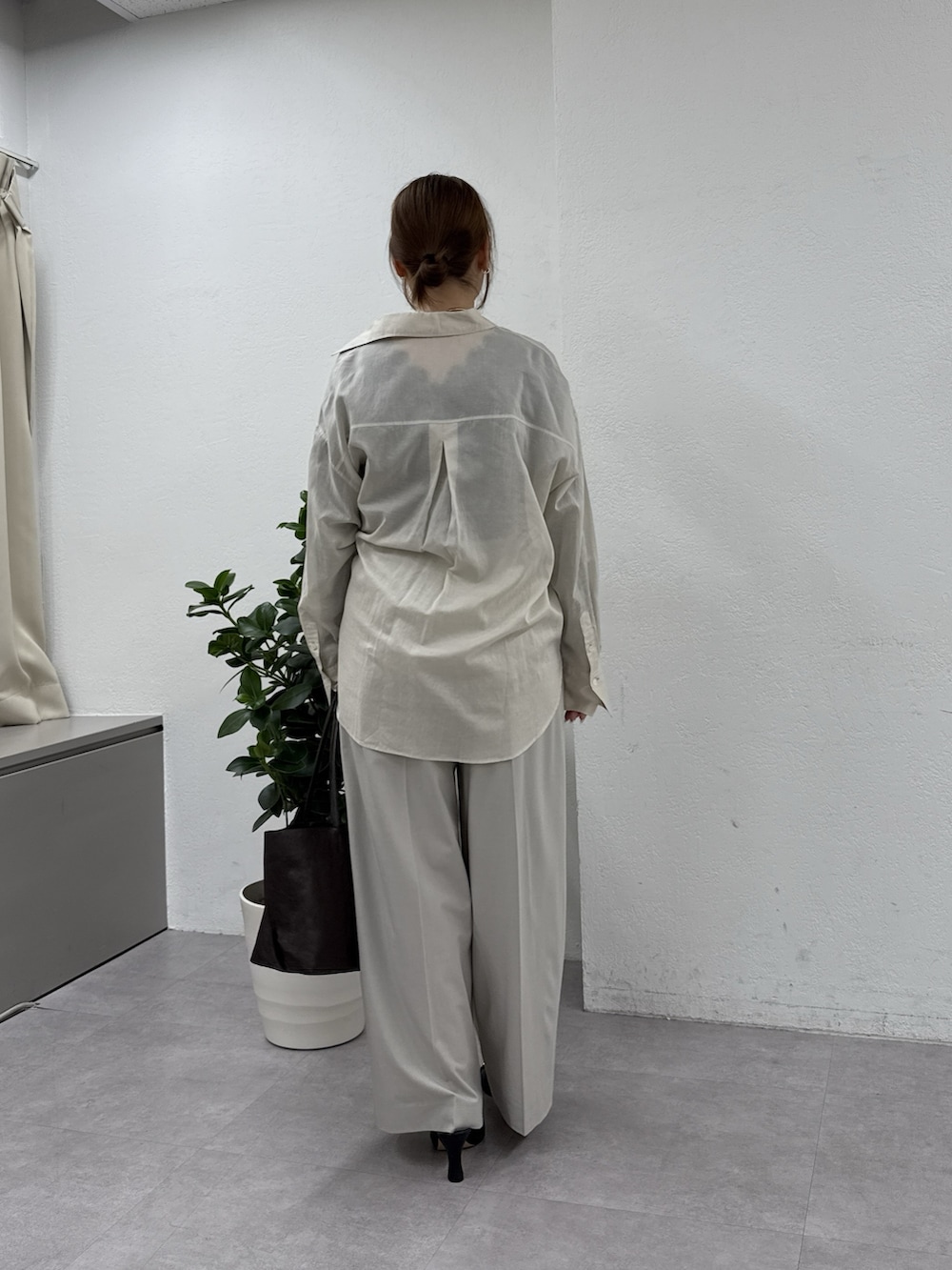 ベージュ系のシャツ/ブラウス、グレー系のその他パンツ、ブラウン系のトートバッグを着用したレディースの冬コーディネートの3枚目の写真