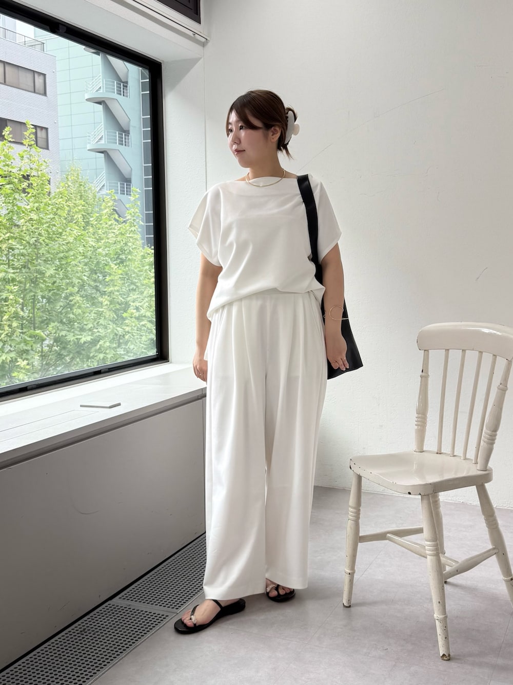 ブラック系のその他パンツ、ブラック系のその他シューズ、ブラック系のショルダーバッグを着用したレディースの春コーディネートの2枚目の写真