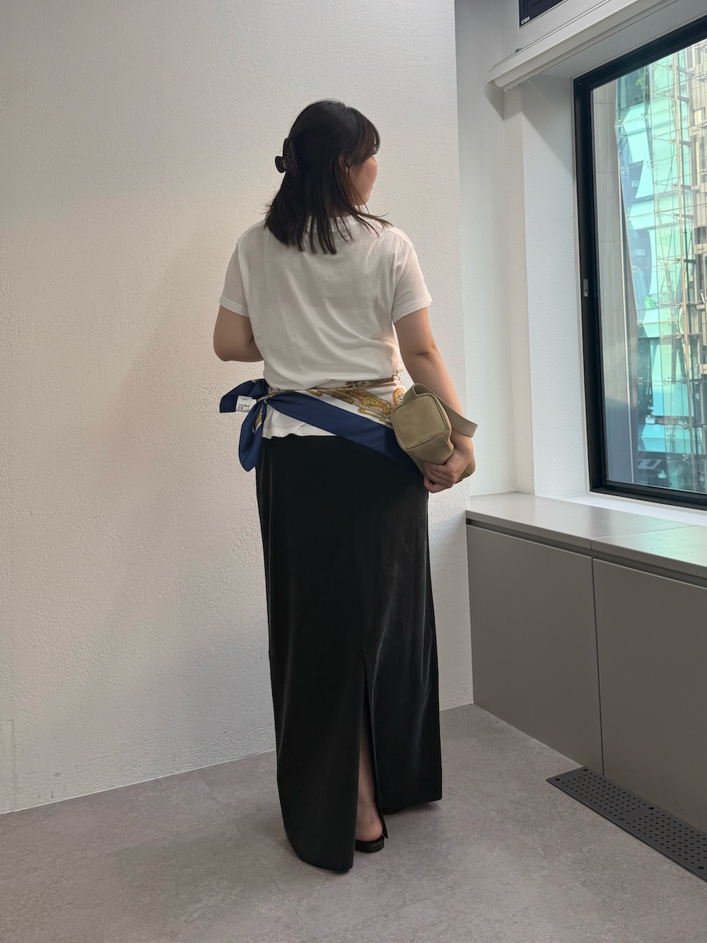 ブラック系のその他シューズ、ホワイト系のTシャツ/カットソー、ブラック系のスカートを着用したレディースの夏コーディネートの3枚目の写真