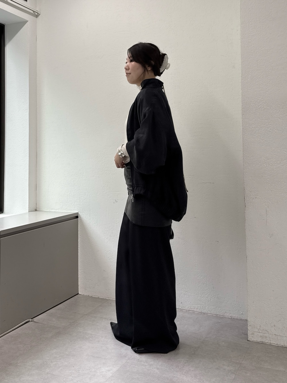 ブラック系のその他シューズ、ブラック系のその他パンツ、ブラック系のブルゾンを着用したレディースの秋コーディネートの2枚目の写真
