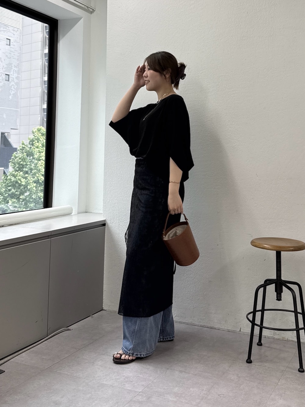 ブルー系のデニムパンツ、ブラウン系のその他シューズ、オレンジ系のショルダーバッグを着用したレディースの春コーディネートの2枚目の写真