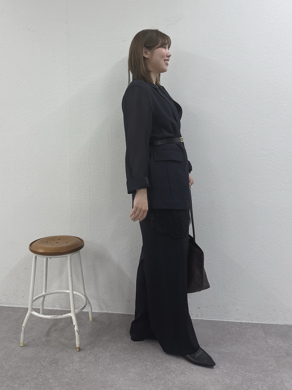 ブルー系のテーラードジャケット、ブラック系のその他パンツ、ブラック系のスリッポンを着用したレディースの冬コーディネートの4枚目の写真