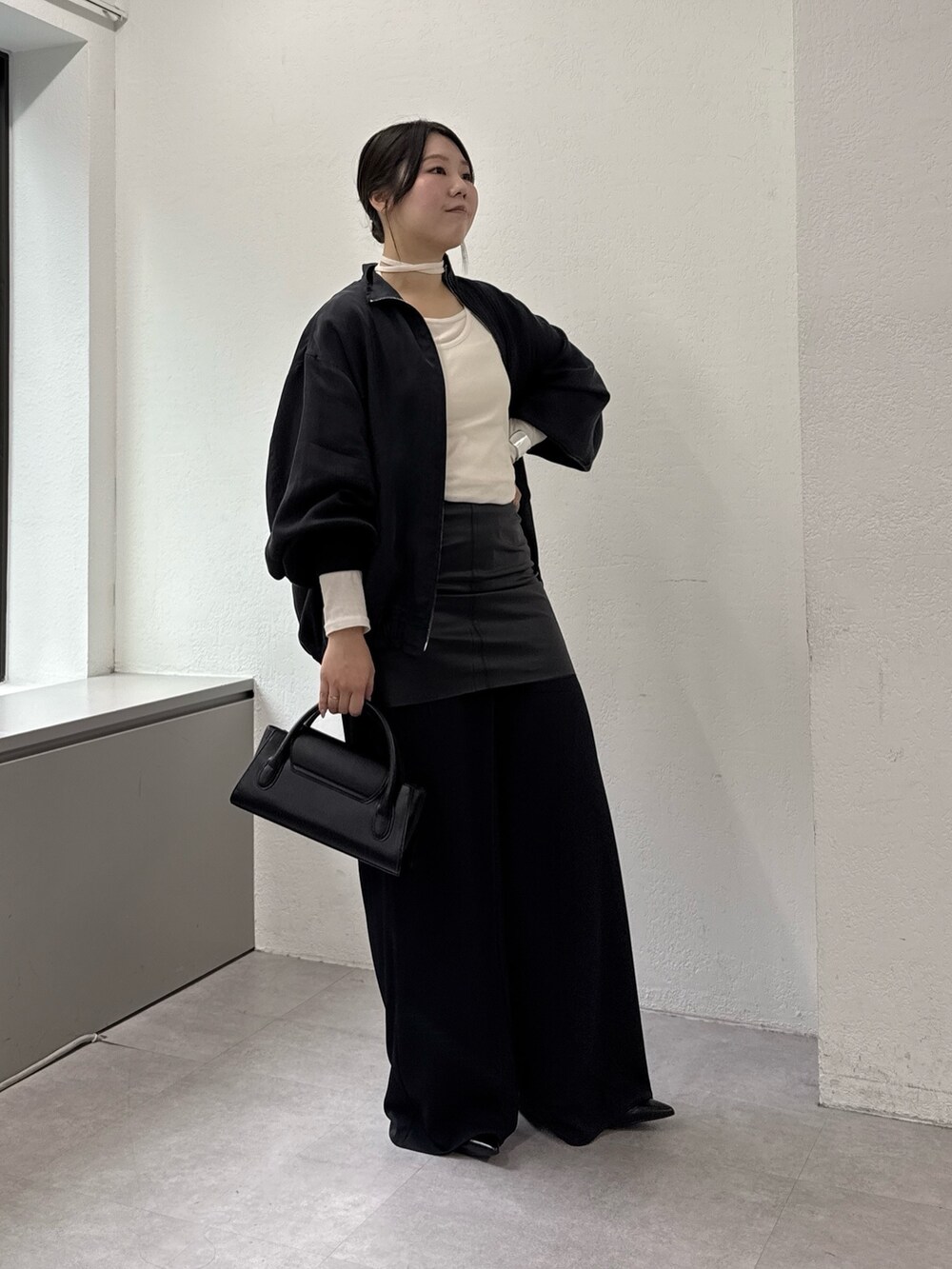 ブラック系のその他シューズ、ブラック系のその他パンツ、ブラック系のブルゾンを着用したレディースの秋コーディネートの4枚目の写真