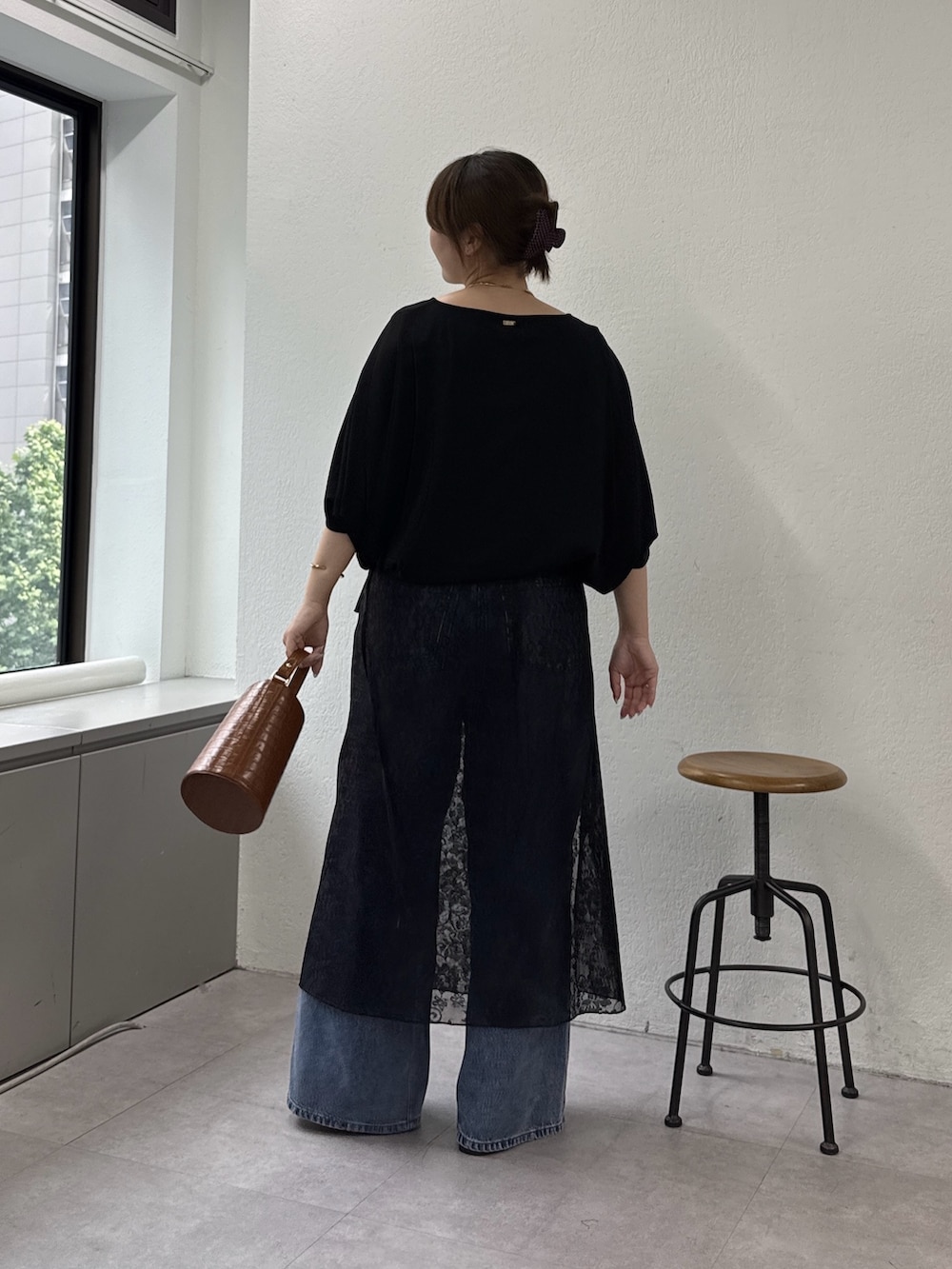 ブルー系のデニムパンツ、ブラウン系のその他シューズ、オレンジ系のショルダーバッグを着用したレディースの春コーディネートの3枚目の写真