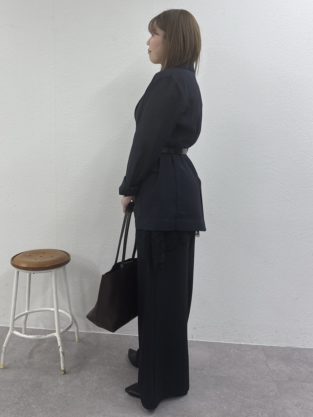 ブルー系のテーラードジャケット、ブラック系のその他パンツ、ブラック系のスリッポンを着用したレディースの冬コーディネートの2枚目の写真