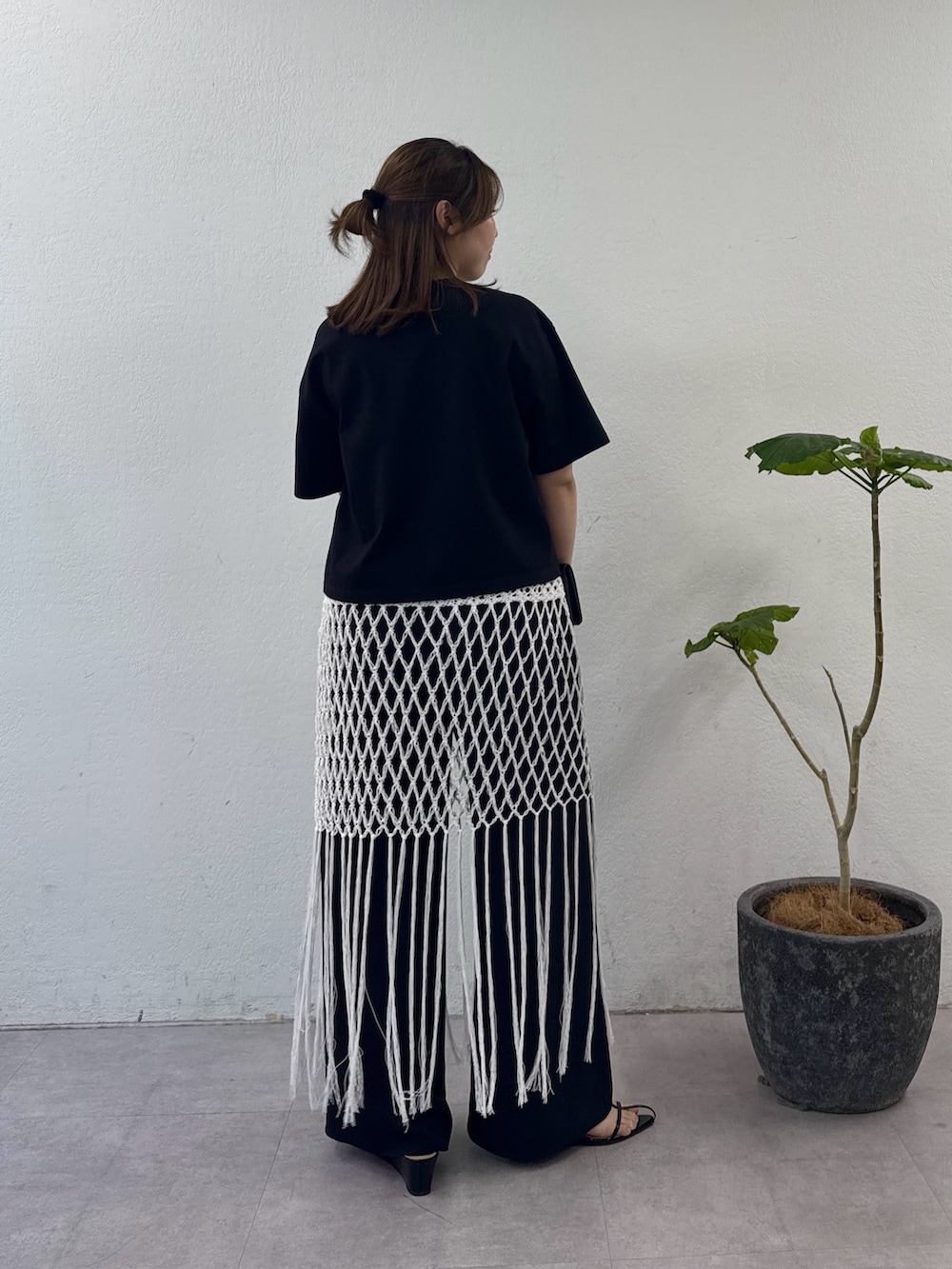ブラック系のサンダル、ブラック系のその他パンツ、ホワイト系のスカートを着用したレディースの夏コーディネートの3枚目の写真