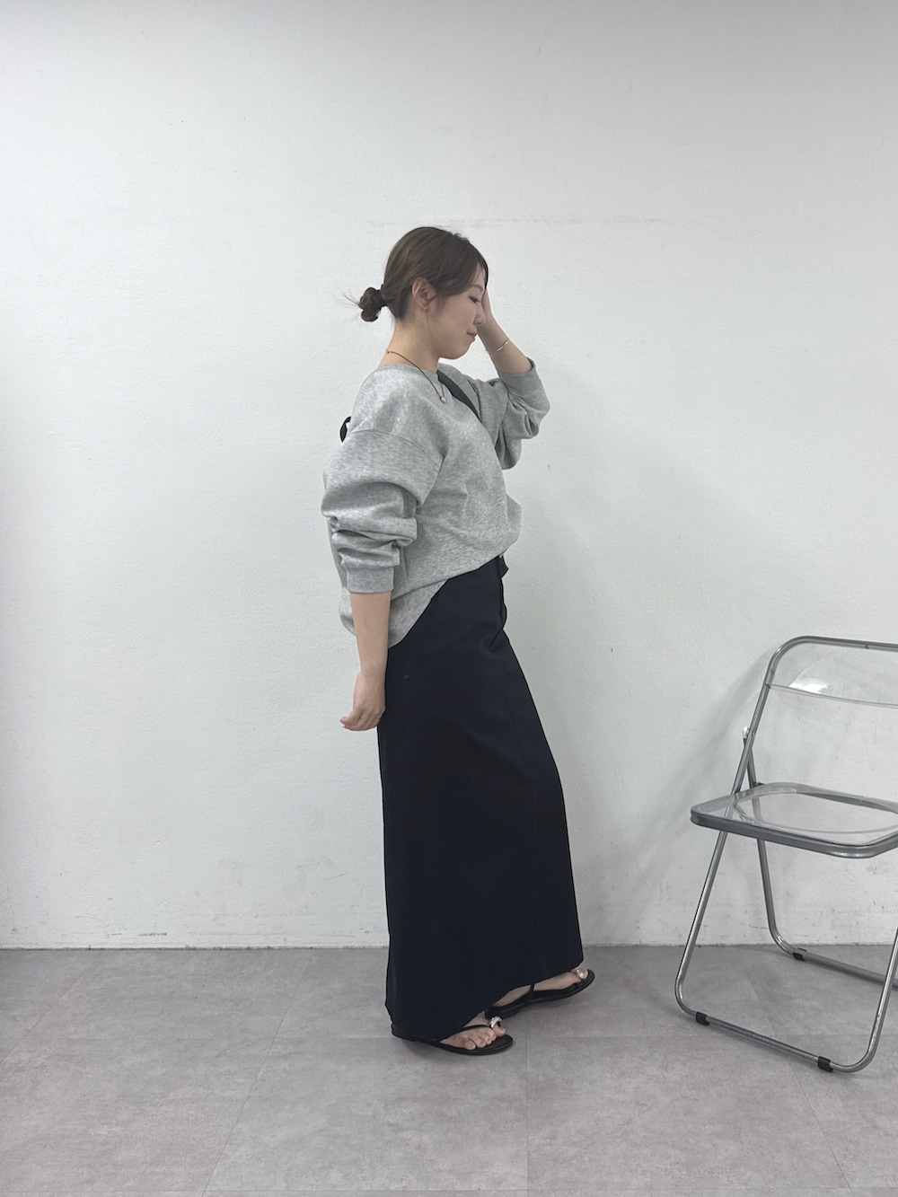 ブラック系のバックパック/リュック、ブラック系のスカート、グレー系のTシャツ/カットソーを着用したレディースの春コーディネートの2枚目の写真
