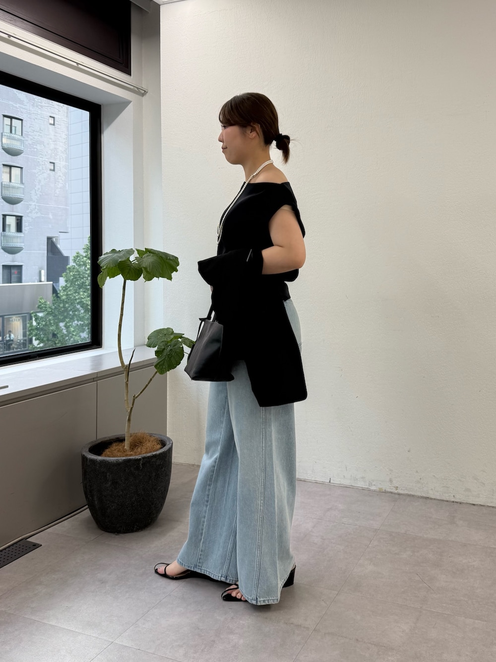 ブラック系のシャツ/ブラウス、ブラック系のテーラードジャケット、ブラック系のサンダルを着用したレディースの春コーディネートの3枚目の写真
