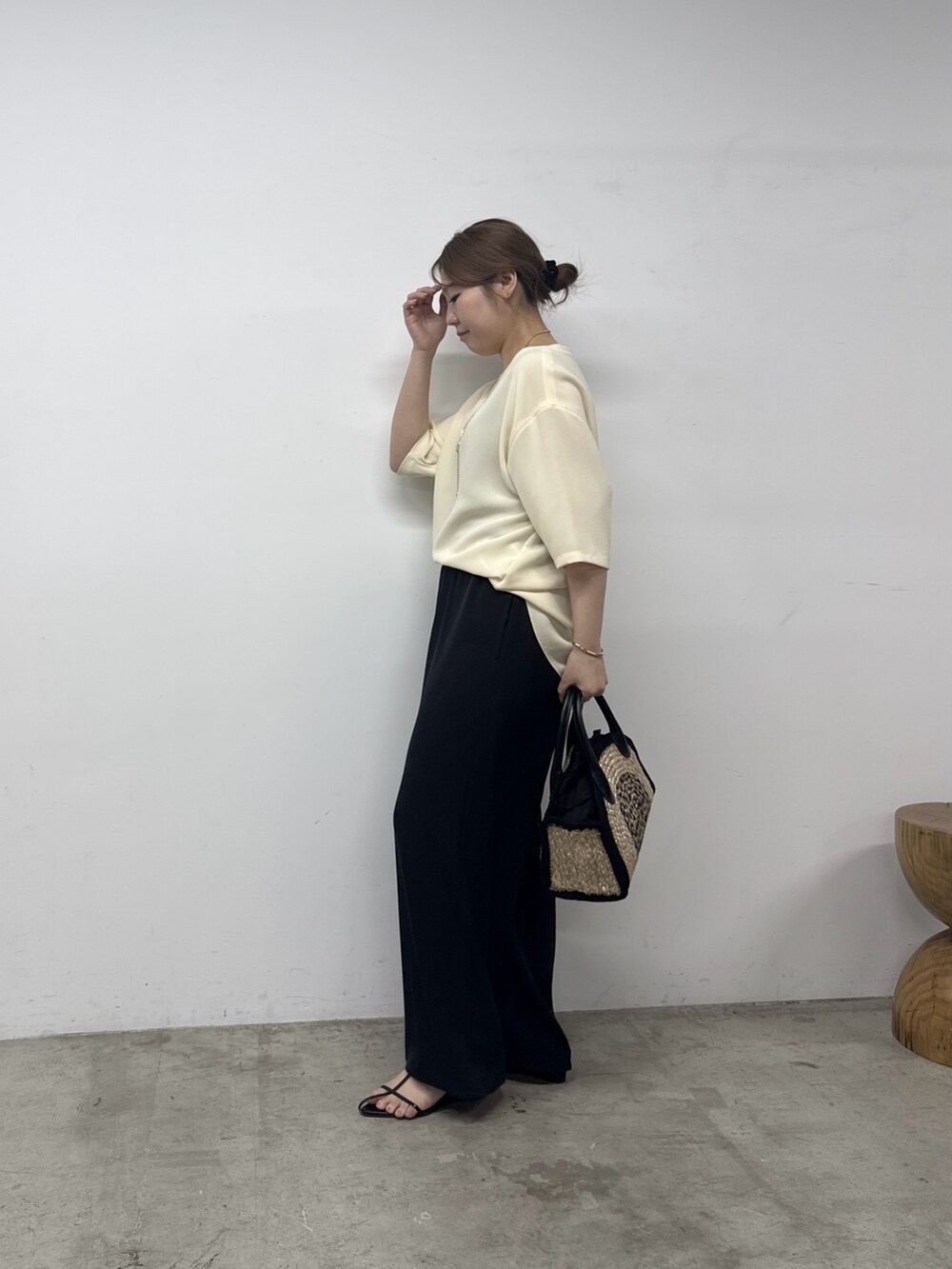 ブラック系のその他パンツ、ブラック系のサンダル、イエロー系のシャツ/ブラウスを着用したレディースの春コーディネートの2枚目の写真