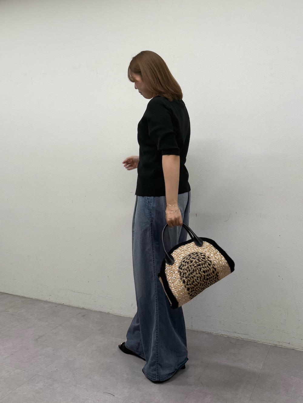 ブルー系のその他パンツ、ブラック系のサンダル、ブラック系のカーディガン/ボレロを着用したレディースの春コーディネートの3枚目の写真