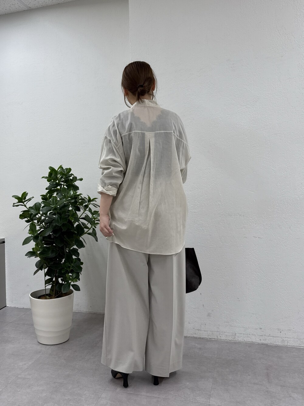 ベージュ系のシャツ/ブラウス、グレー系のその他パンツ、ブラウン系のトートバッグを着用したレディースの冬コーディネートの6枚目の写真