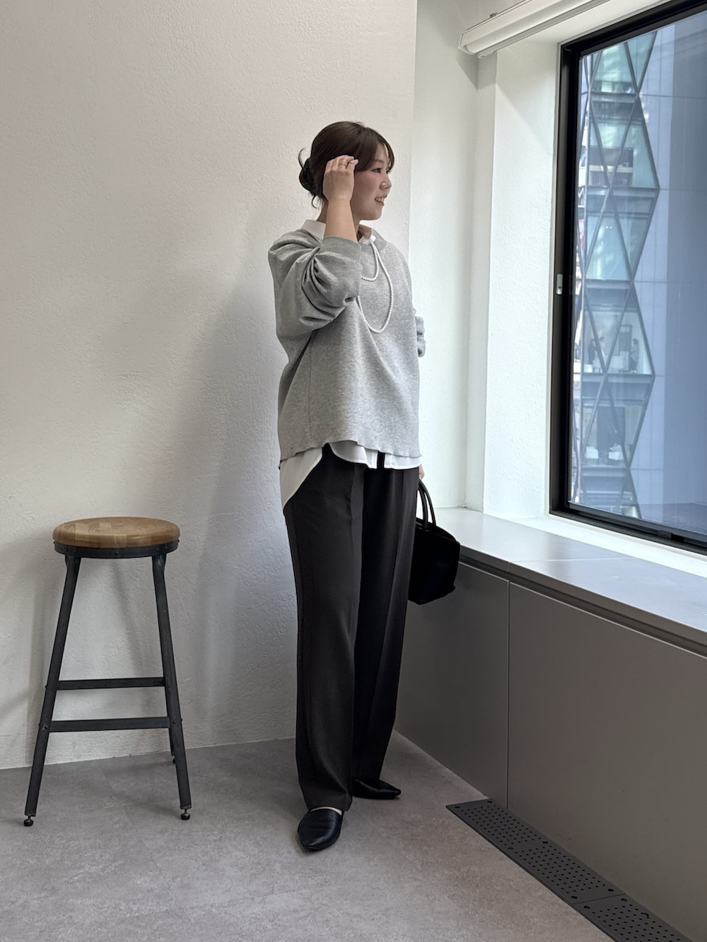 グレー系のTシャツ/カットソー、ホワイト系のシャツ/ブラウス、ブラック系のトートバッグを着用したレディースの春コーディネートの2枚目の写真