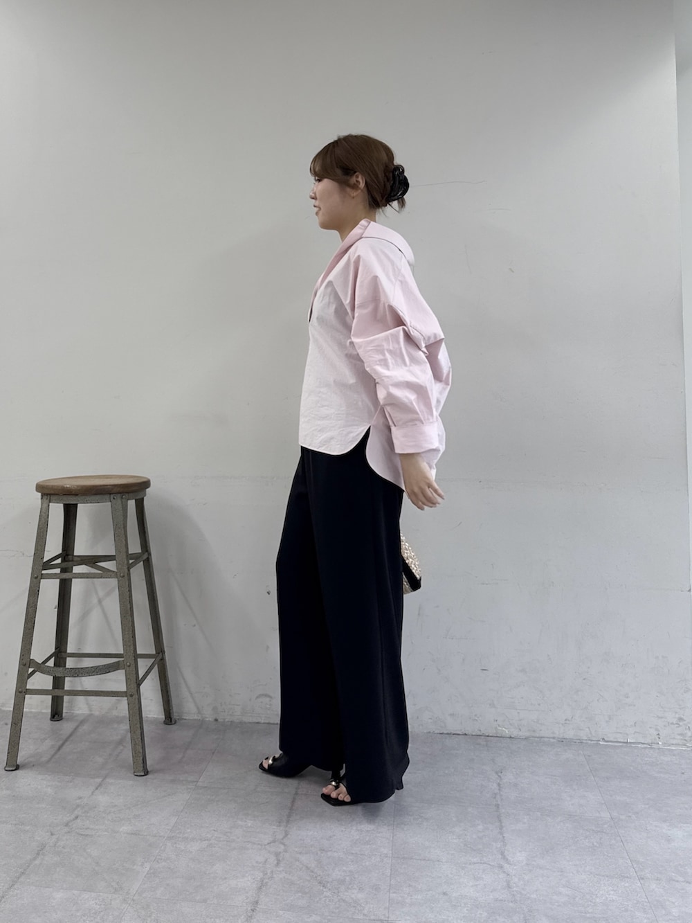 ブラック系のその他パンツ、ピンク系のシャツ/ブラウス、ブラック系のサンダルを着用したレディースの春コーディネートの2枚目の写真