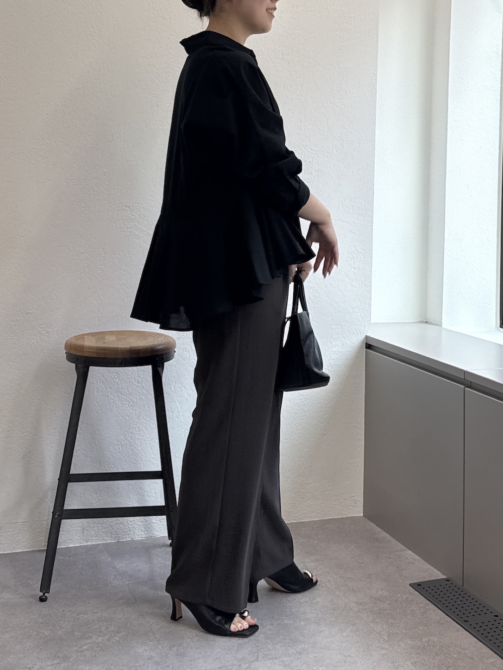 ブラック系のシャツ/ブラウス、ブラウン系のその他パンツ、ブラック系のサンダルを着用したレディースの春コーディネートの2枚目の写真