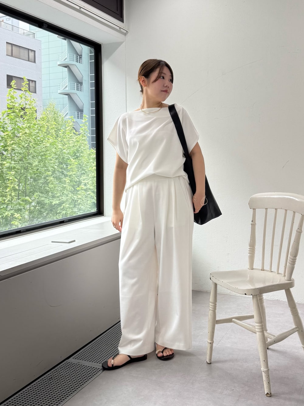 ブラック系のその他パンツ、ブラック系のその他シューズ、ブラック系のショルダーバッグを着用したレディースの春コーディネートの3枚目の写真