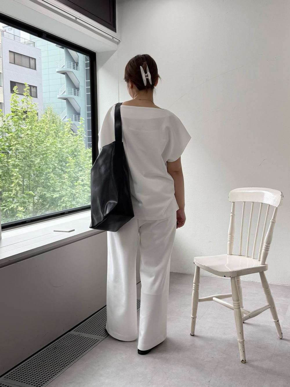 ブラック系のその他パンツ、ブラック系のその他シューズ、ブラック系のショルダーバッグを着用したレディースの春コーディネートの4枚目の写真