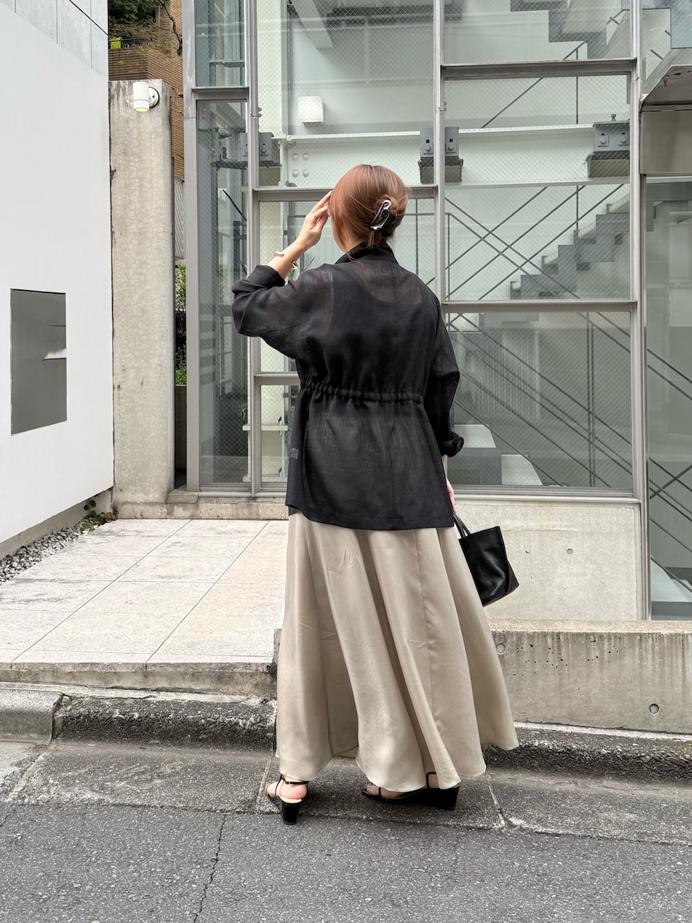 ブラック系のベスト、ブラック系のトートバッグ、ブラック系のニット/セーターを着用したレディースの春コーディネートの4枚目の写真