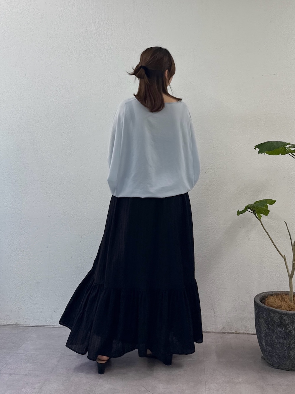 ブラック系のスカート、ブラック系のサンダル、ブルー系のシャツ/ブラウスを着用したレディースの夏コーディネートの3枚目の写真