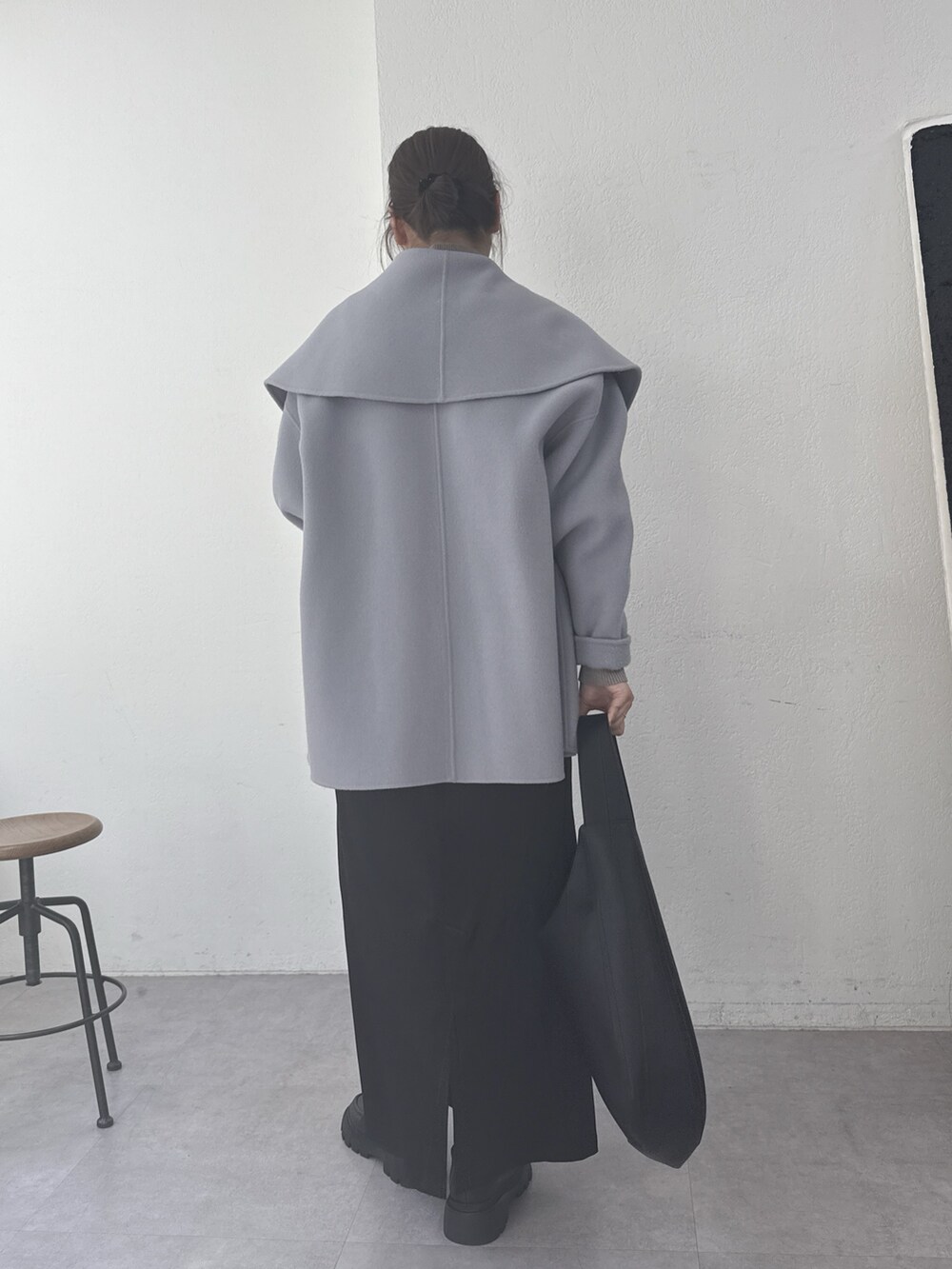 グレー系のその他アウター、ベージュ系のニット/セーター、ブラック系のショルダーバッグを着用したレディースの冬コーディネートの4枚目の写真