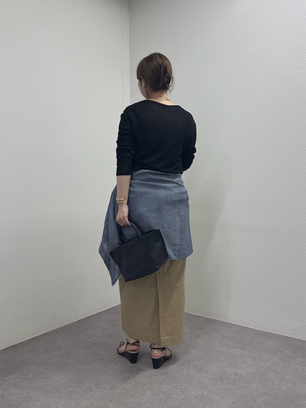 ブラック系のサンダル、ベージュ系のスカート、ブルー系のシャツ/ブラウスを着用したレディースの春コーディネートの4枚目の写真