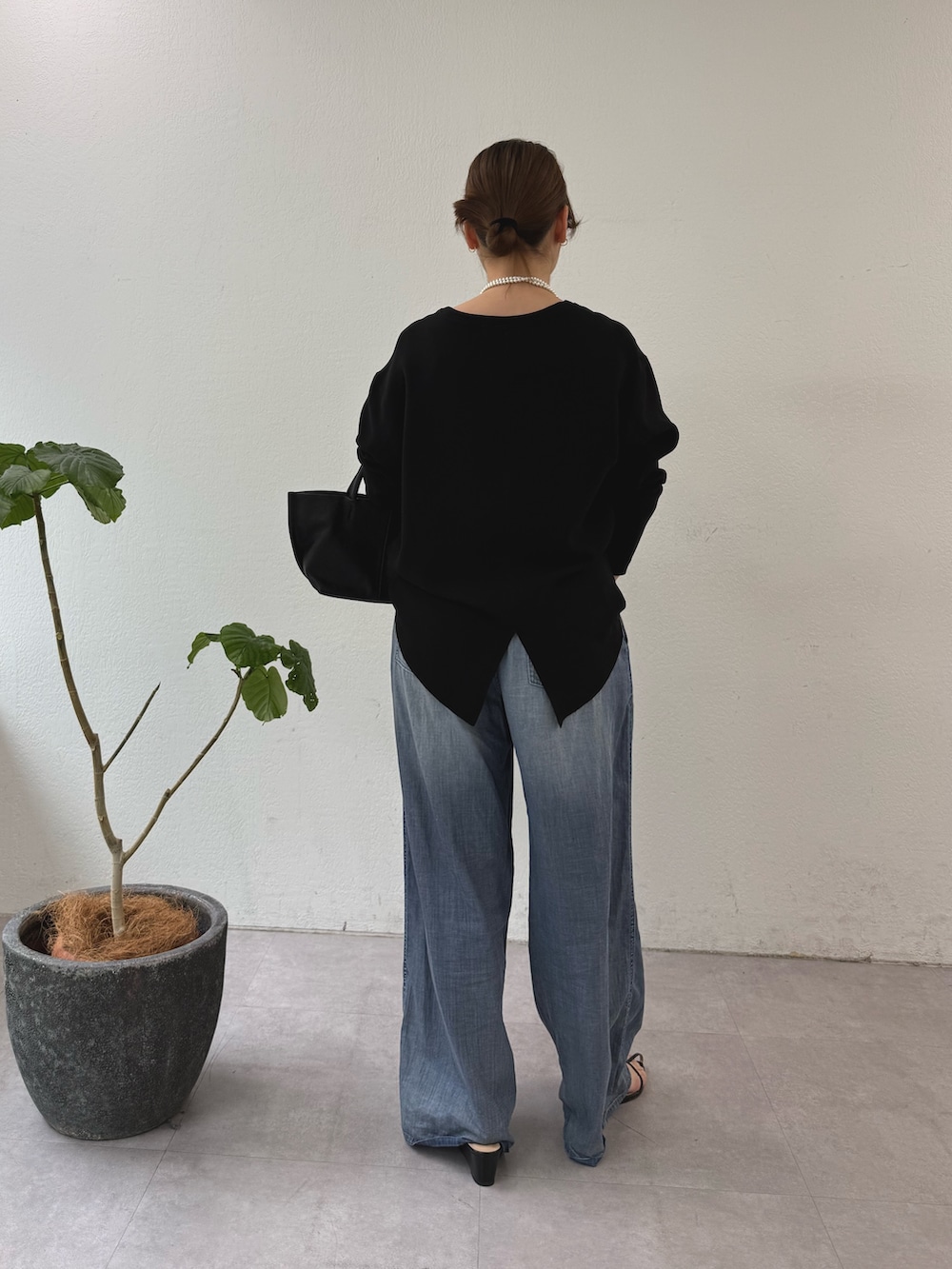 ブラック系のサンダル、ブルー系のその他パンツ、ブラック系のトートバッグを着用したレディースの春コーディネートの3枚目の写真