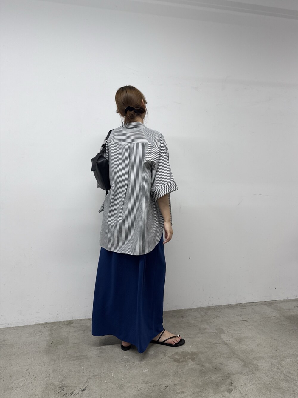 ブルー系のワンピース、ブルー系のシャツ/ブラウス、ブラック系のショルダーバッグを着用したレディースの春コーディネートの3枚目の写真