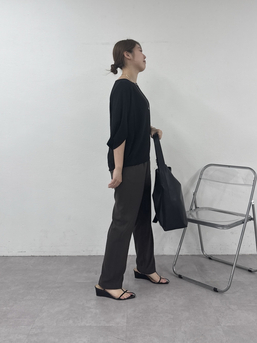 ブラウン系のその他パンツ、ブラック系のシャツ/ブラウス、シルバー系のネックレスを着用したレディースの春コーディネートの2枚目の写真