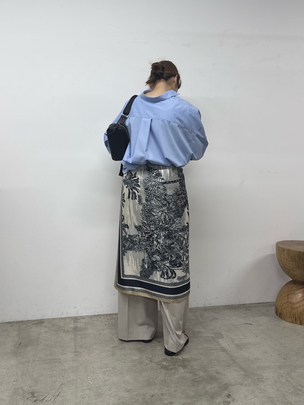 グレー系のその他パンツ、ブラック系のショルダーバッグ、ブルー系のシャツ/ブラウスを着用したレディースの春コーディネートの3枚目の写真