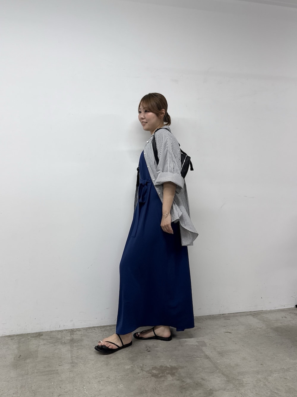 ブルー系のワンピース、ブルー系のシャツ/ブラウス、ブラック系のショルダーバッグを着用したレディースの春コーディネートの2枚目の写真