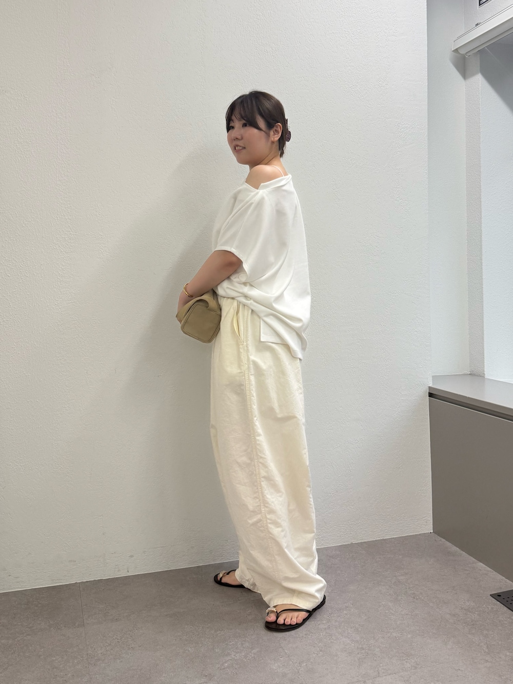 ブラック系のその他シューズ、ホワイト系のTシャツ/カットソー、ホワイト系のその他パンツを着用したレディースの夏コーディネートの2枚目の写真