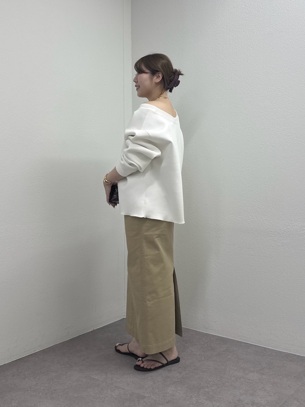 ホワイト系のTシャツ/カットソー、ベージュ系のスカート、ブラック系のその他シューズを着用したレディースの春コーディネートの2枚目の写真