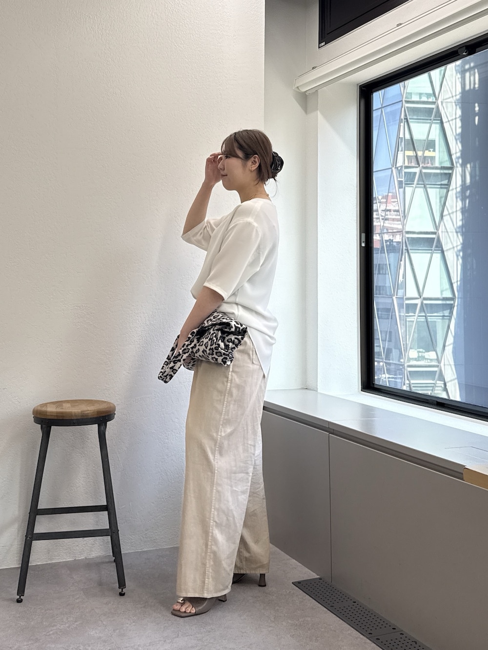 ベージュ系のその他パンツ、ブラック系のトートバッグ、ブラウン系のサンダルを着用したレディースの春コーディネートの2枚目の写真