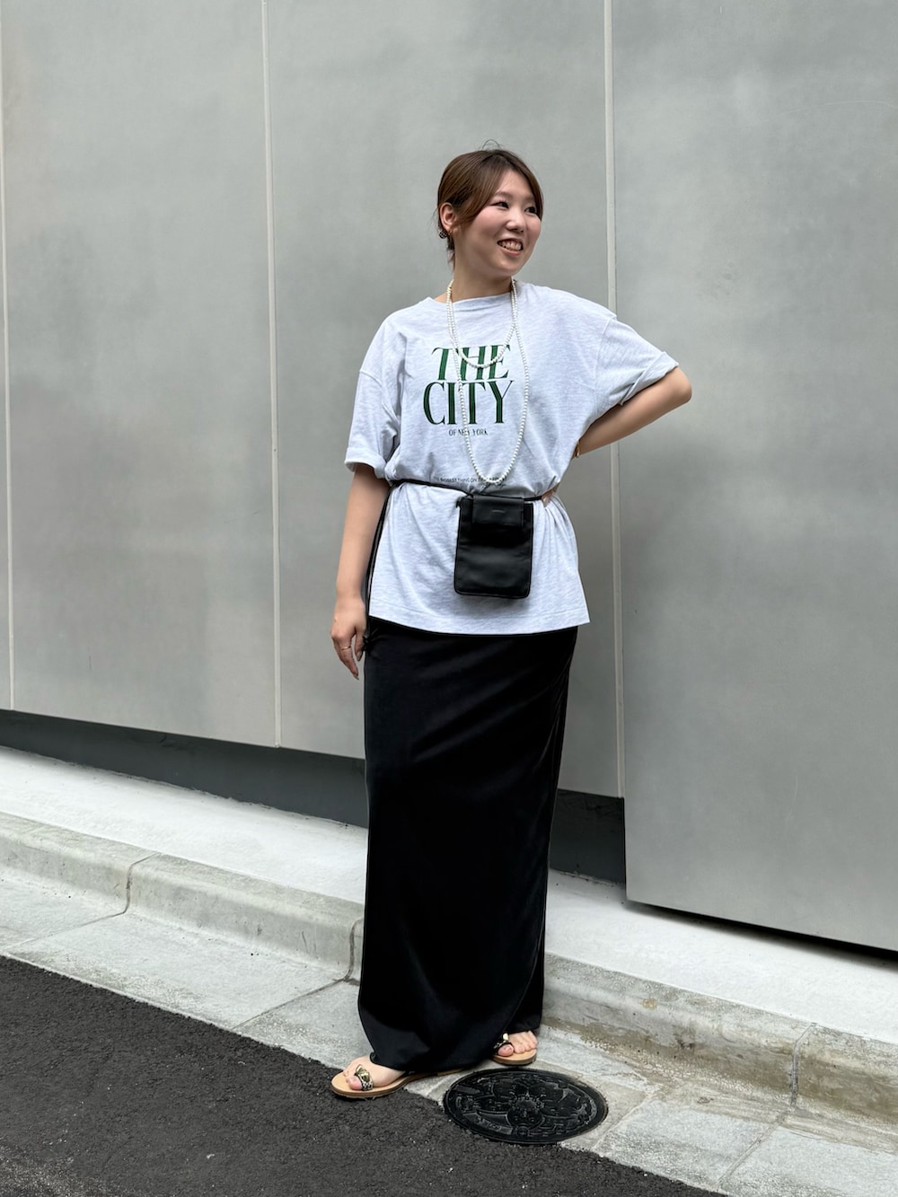 ブラック系のショルダーバッグ、グレー系のTシャツ/カットソー、ホワイト系のリングを着用したレディースの春コーディネートの2枚目の写真