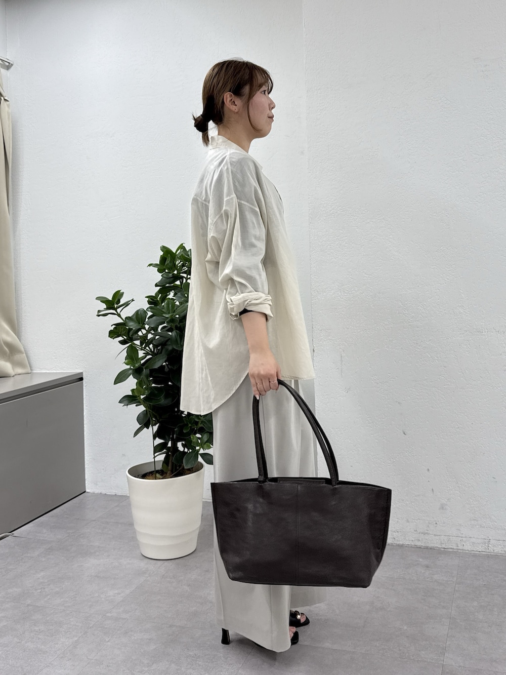 ベージュ系のシャツ/ブラウス、グレー系のその他パンツ、ブラウン系のトートバッグを着用したレディースの冬コーディネートの5枚目の写真