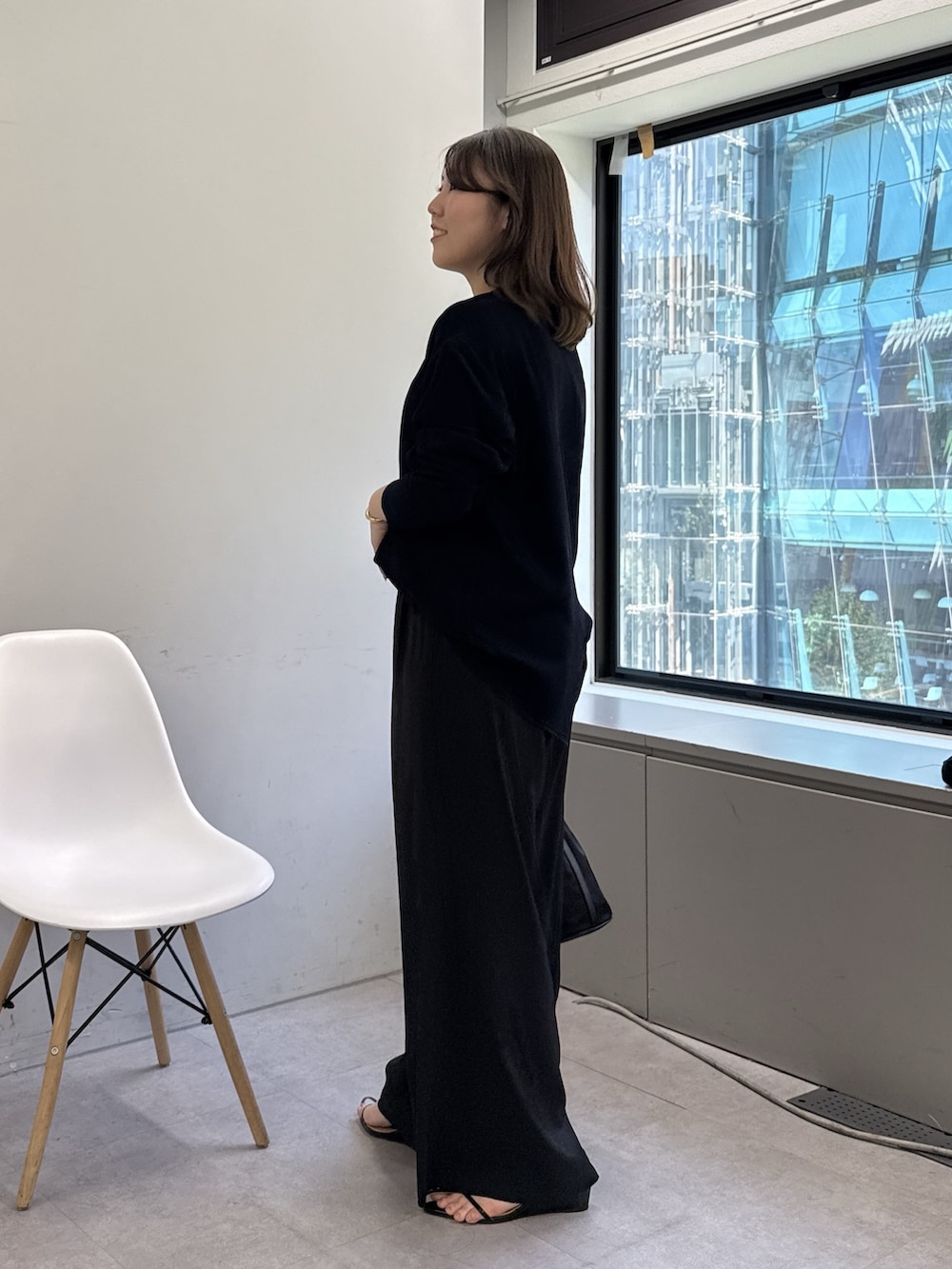 ブラック系のその他パンツ、オレンジ系のサンダル、ブルー系のシャツ/ブラウスを着用したレディースの春コーディネートの2枚目の写真