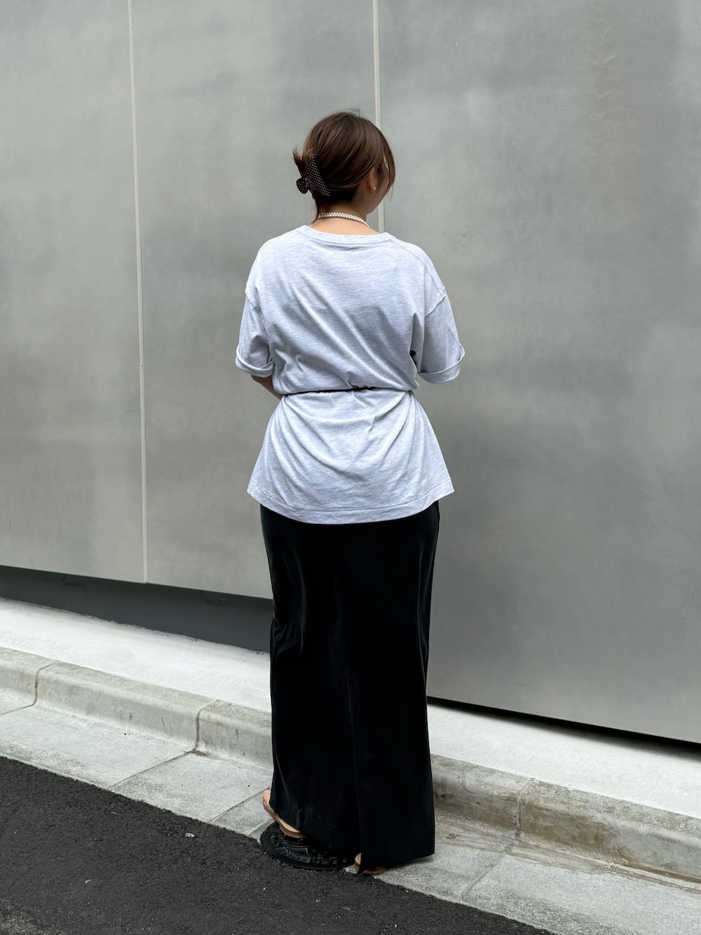 ブラック系のショルダーバッグ、グレー系のTシャツ/カットソー、ホワイト系のリングを着用したレディースの春コーディネートの4枚目の写真
