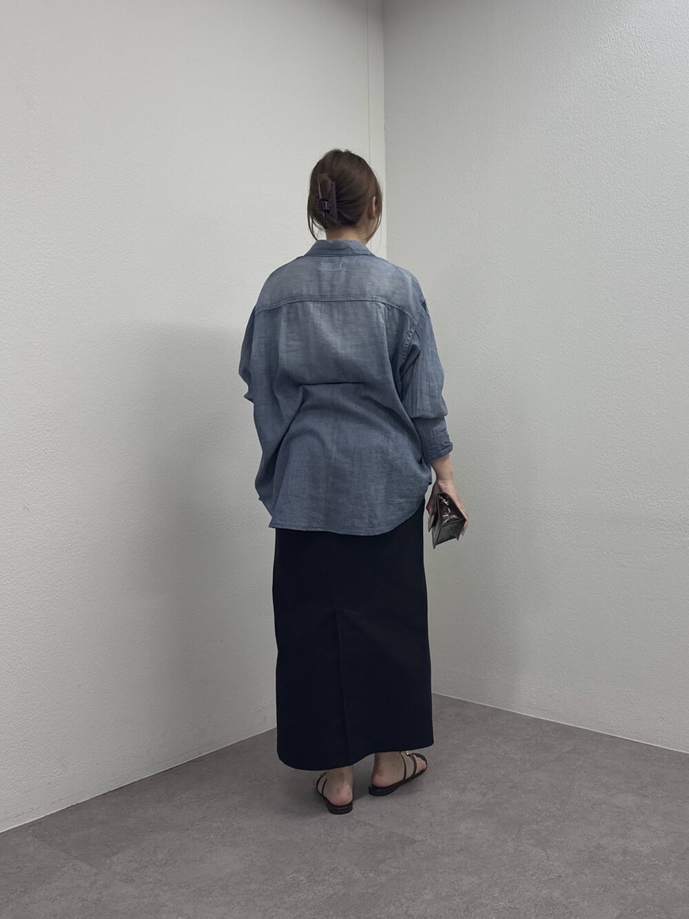 ブラック系のスカート、ブラック系のその他シューズ、ブルー系のシャツ/ブラウスを着用したレディースの春コーディネートの3枚目の写真