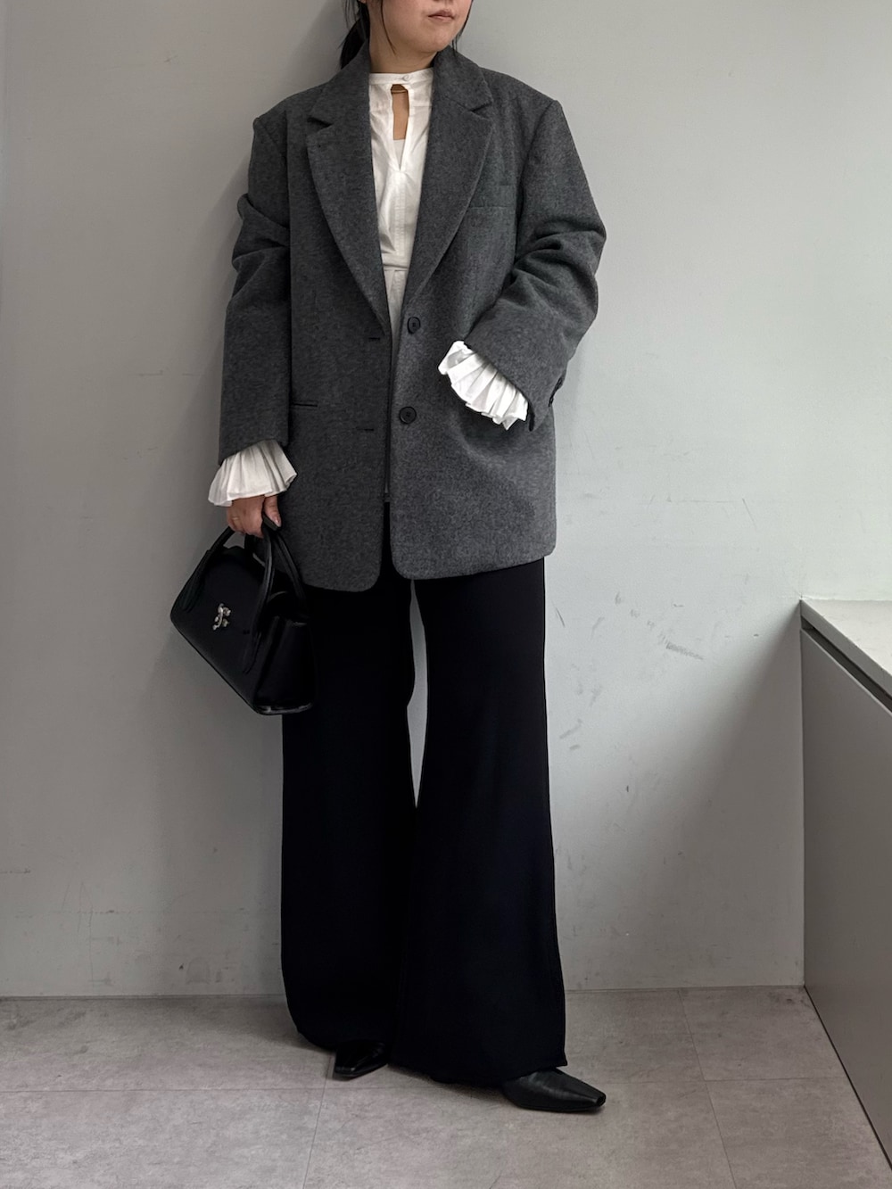 ブラック系のその他パンツ、ホワイト系のシャツ/ブラウス、グレー系のその他アウターを着用したレディースの秋コーディネートの4枚目の写真