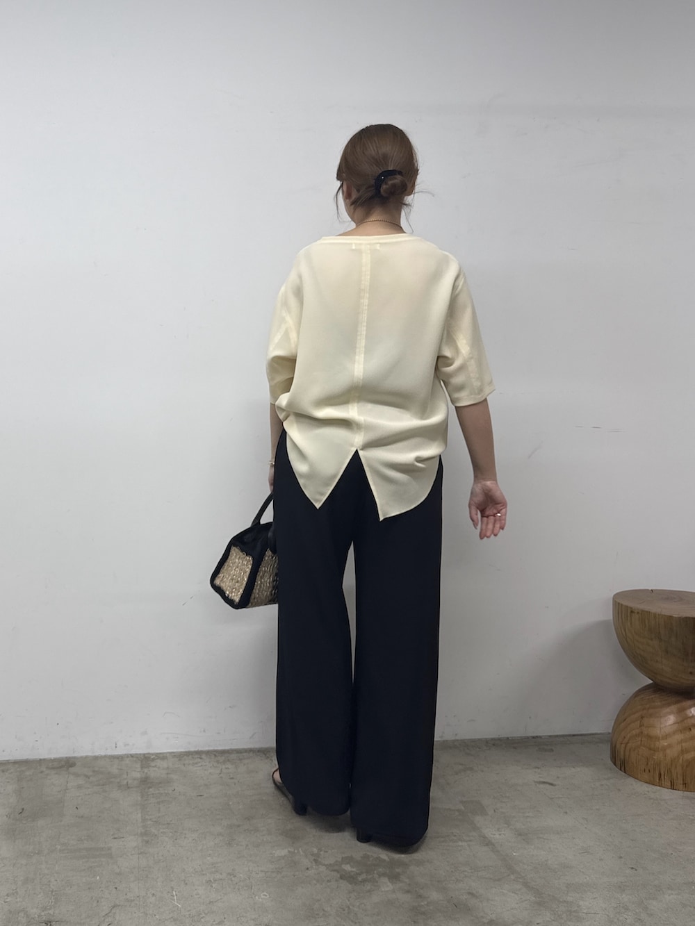 ブラック系のその他パンツ、ブラック系のトートバッグ、イエロー系のシャツ/ブラウスを着用したレディースの春コーディネートの3枚目の写真