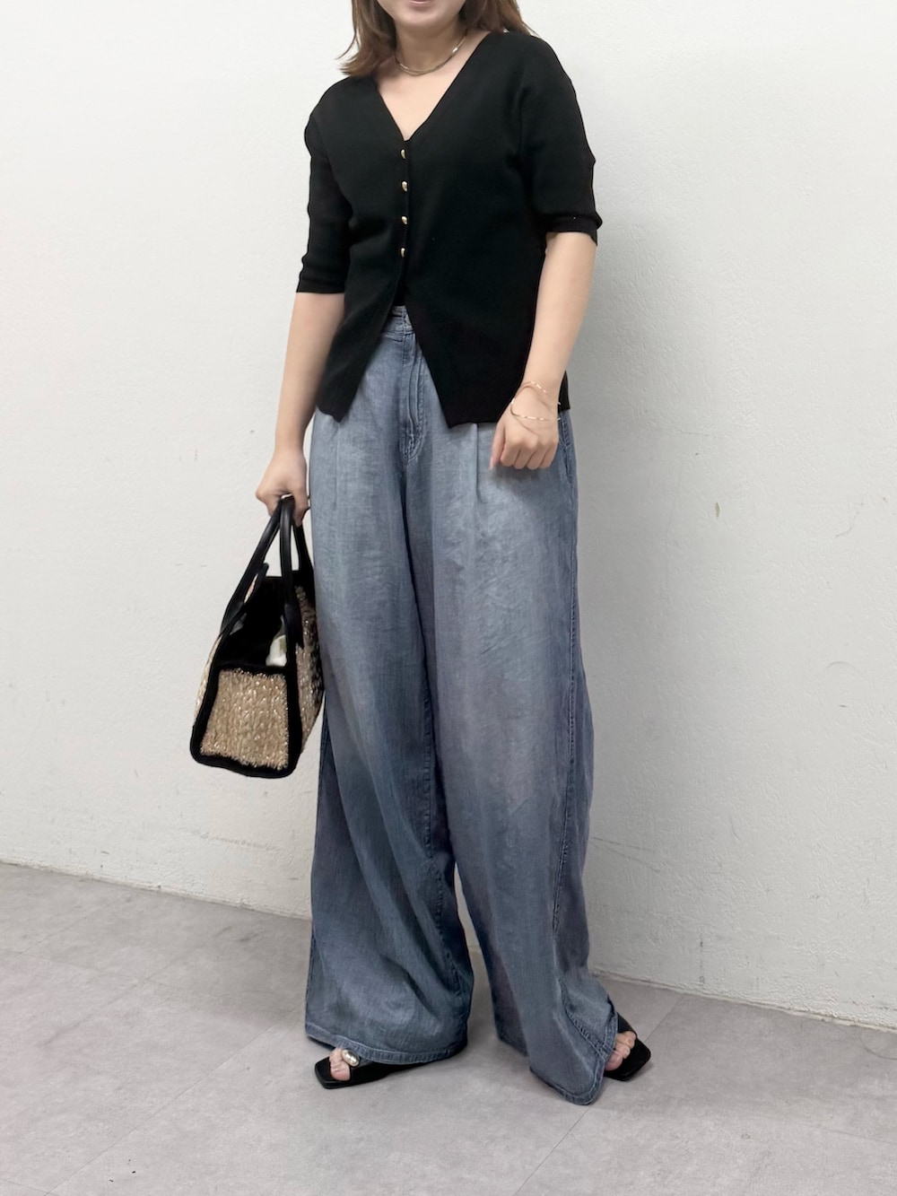 ブルー系のその他パンツ、ブラック系のサンダル、ブラック系のカーディガン/ボレロを着用したレディースの春コーディネートの2枚目の写真
