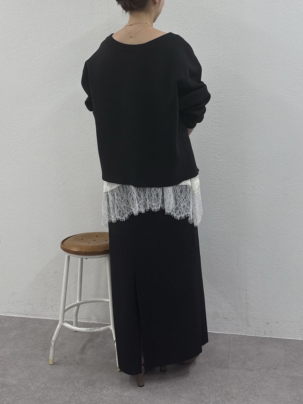 ブラック系のスカート、ホワイト系のシャツ/ブラウス、ブラウン系のTシャツ/カットソーを着用したレディースの冬コーディネートの4枚目の写真