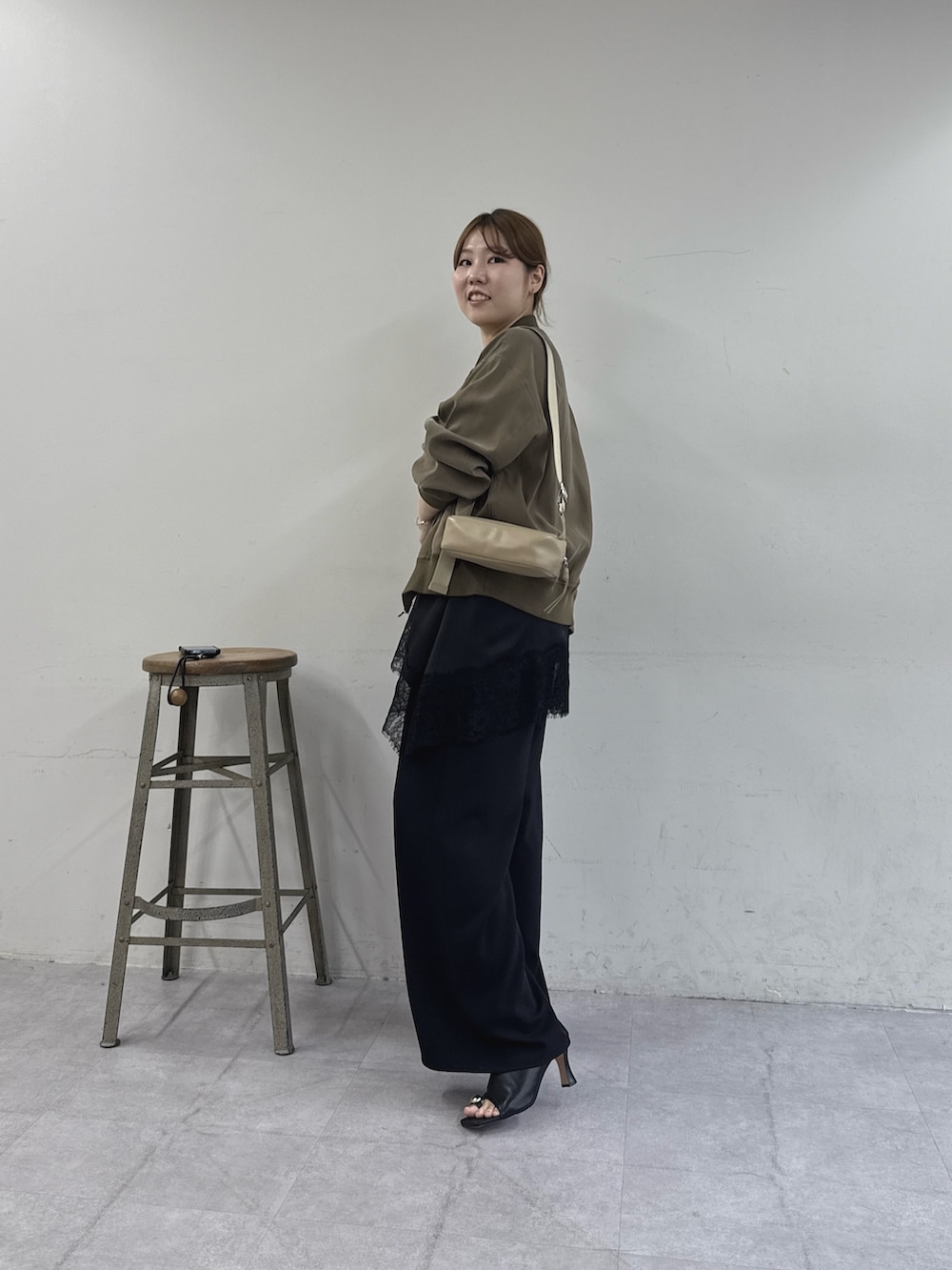 ブラック系のシャツ/ブラウス、ブラック系のその他パンツ、ブラック系のサンダルを着用したレディースの春コーディネートの4枚目の写真