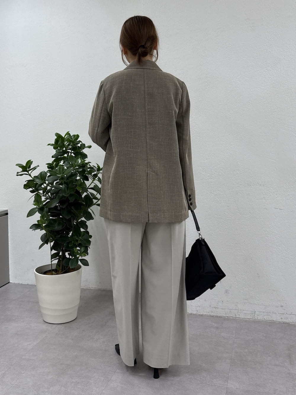 グレー系のその他パンツ、ブラック系のサンダル、ブラック系のショルダーバッグを着用したレディースの冬コーディネートの3枚目の写真