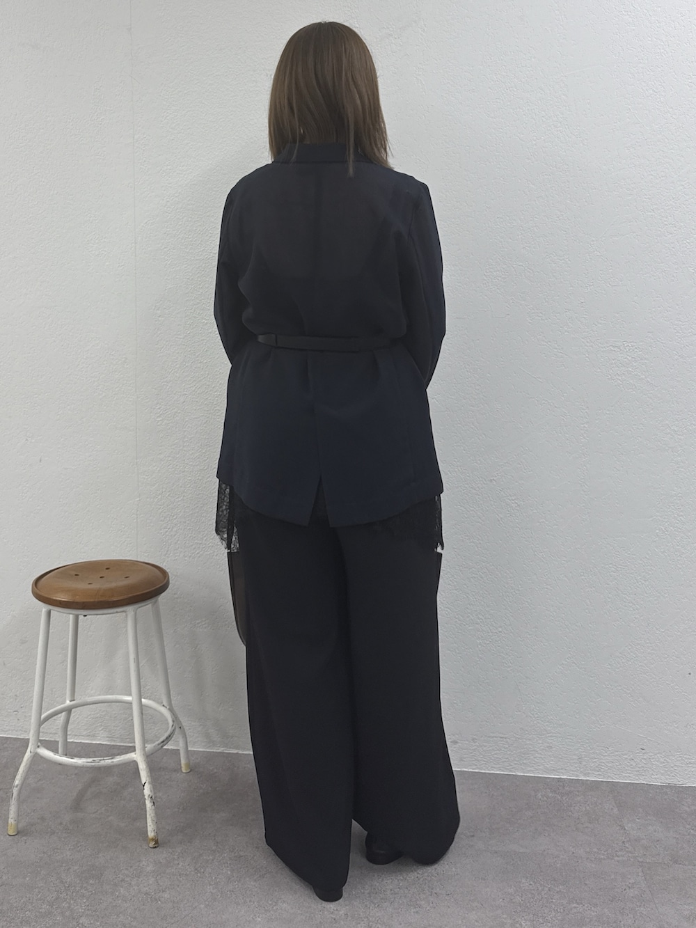 ブルー系のテーラードジャケット、ブラック系のその他パンツ、ブラック系のスリッポンを着用したレディースの冬コーディネートの3枚目の写真