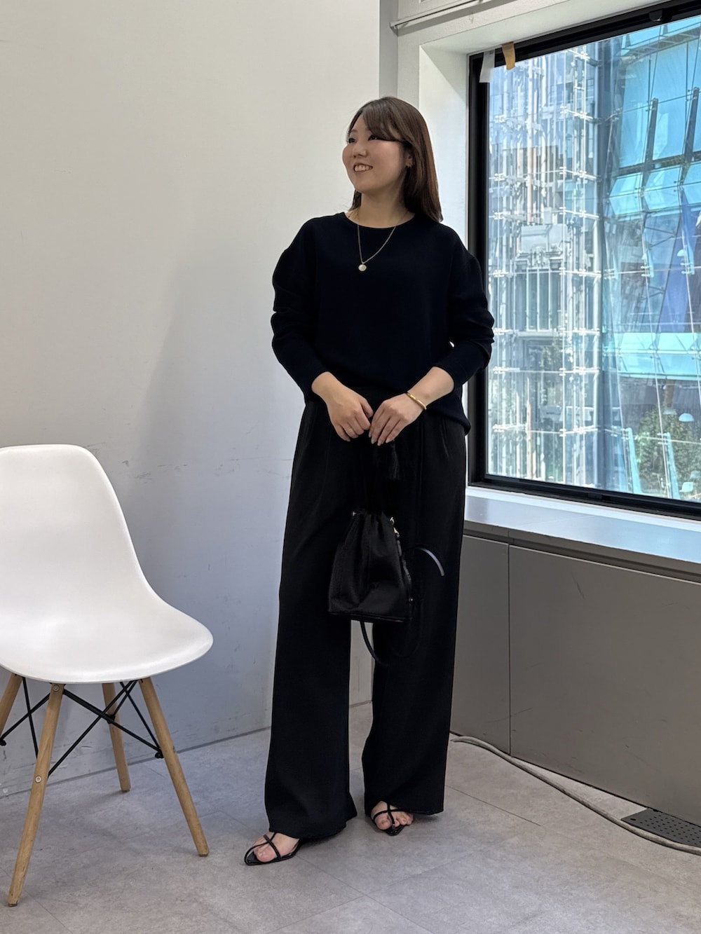 ブラック系のその他パンツ、オレンジ系のサンダル、ブルー系のシャツ/ブラウスを着用したレディースの春コーディネートの5枚目の写真