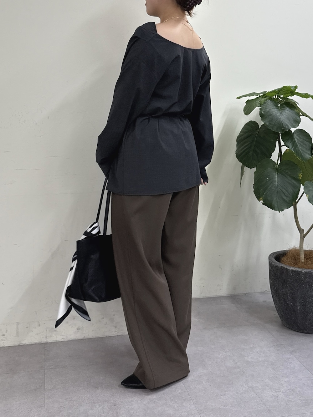 グレー系のその他パンツ、ブラック系のスリッポン、ブラック系のトートバッグを着用したレディースの冬コーディネートの2枚目の写真